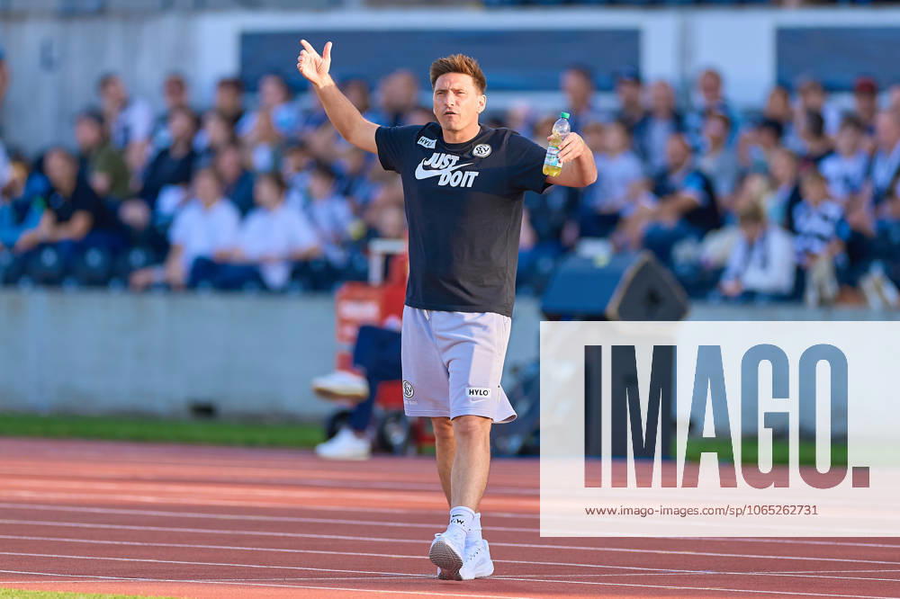 Vincent Wagner (SV 07 Elversberg, Cheftrainer) gestikuliert, ruft, zeigt an, Portrait, Freisteller GER, SSV 1846 Ulm vs SV 07 Elversberg, Fussball, Herren DFB Pokal, 1. Runde, Saison 2025 2026, 17.08.2025 DFB regulations prohibit any use of photographs as image sequences and or quasi-video GER, SSV 1846 Ulm vs SV 07 Elversberg, Fussball, Herren DFB Pokal, 1. Runde, Saison 2025 2026, 17.08.2025 Ulm