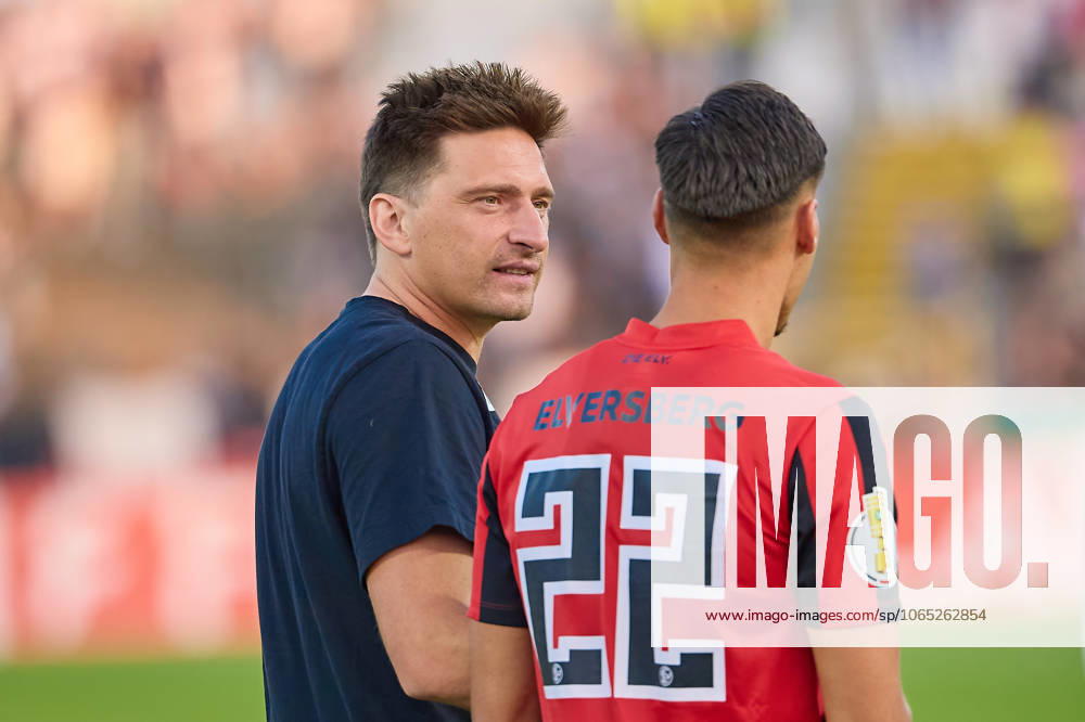 Vincent Wagner (SV 07 Elversberg, Cheftrainer) nach Spielende im Gespraech mit Younes Ebnoutalib (SV 07 Elversberg, 22) GER, SSV 1846 Ulm vs SV 07 Elversberg, Fussball, Herren DFB Pokal, 1. Runde, Saison 2025 2026, 17.08.2025 DFB regulations prohibit any use of photographs as image sequences and or quasi-video GER, SSV 1846 Ulm vs SV 07 Elversberg, Fussball, Herren DFB Pokal, 1. Runde, Saison 2025 2026, 17.08.2025 Ulm