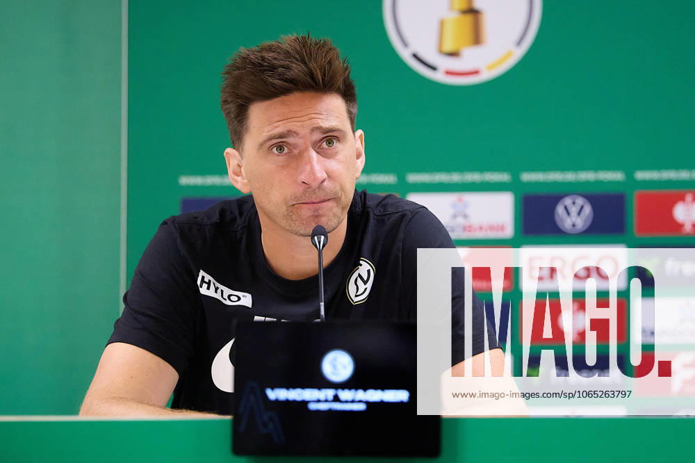 Vincent Wagner (SV 07 Elversberg, Cheftrainer) in der Pressekonferenz nach Spielende, Portrait GER, SSV 1846 Ulm vs SV 07 Elversberg, Fussball, Herren DFB Pokal, 1. Runde, Saison 2025 2026, 17.08.2025 DFB regulations prohibit any use of photographs as image sequences and or quasi-video GER, SSV 1846 Ulm vs SV 07 Elversberg, Fussball, Herren DFB Pokal, 1. Runde, Saison 2025 2026, 17.08.2025 Ulm