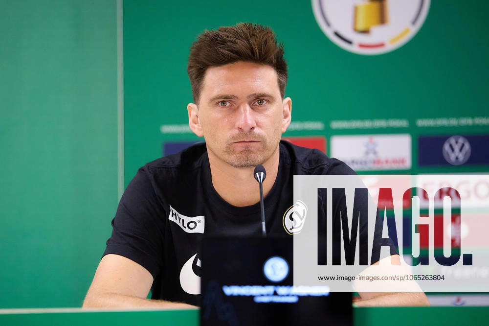 Vincent Wagner (SV 07 Elversberg, Cheftrainer) in der Pressekonferenz nach Spielende, Portrait GER, SSV 1846 Ulm vs SV 07 Elversberg, Fussball, Herren DFB Pokal, 1. Runde, Saison 2025 2026, 17.08.2025 DFB regulations prohibit any use of photographs as image sequences and or quasi-video GER, SSV 1846 Ulm vs SV 07 Elversberg, Fussball, Herren DFB Pokal, 1. Runde, Saison 2025 2026, 17.08.2025 Ulm