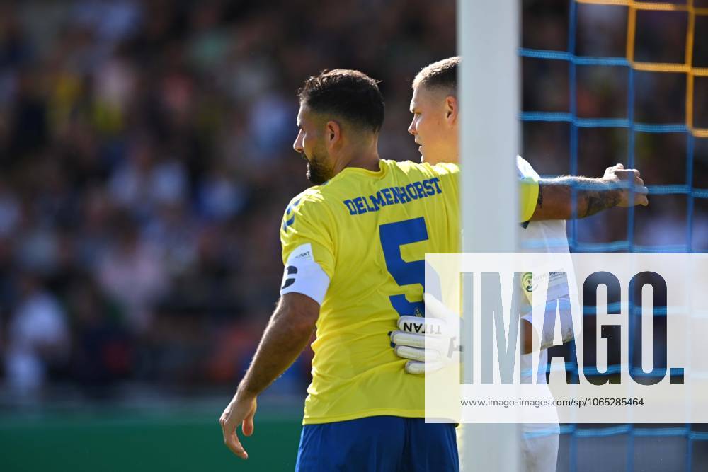 V.l Ibrahim TEMIN (SV Atlas Delmenhorst) und Torwart Damian SCHOBERT (SV Atlas Delmenhorst) Fussball, DFB Pokal, 1.Hauptrunde, SV Atlas Delmenhorst - Borussia Moenchengladbach (MG) 2-3 am 17.08.2025 im Marschwegstadion in Oldenburg Deutschland. Â