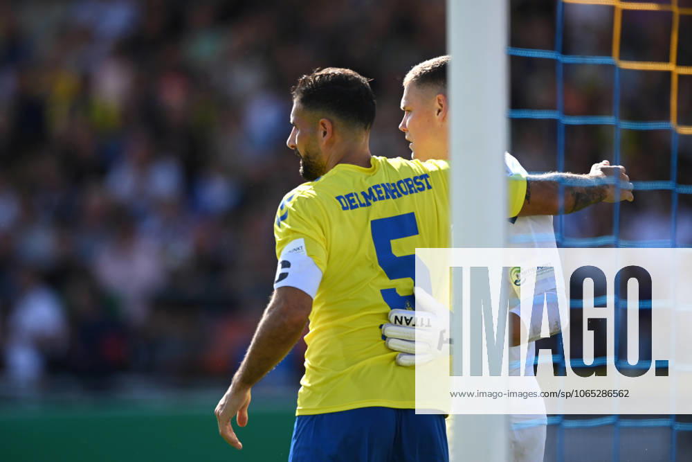 V.l Ibrahim TEMIN (SV Atlas Delmenhorst) und Torwart Damian SCHOBERT (SV Atlas Delmenhorst) Fussball, DFB Pokal, 1.Hauptrunde, SV Atlas Delmenhorst - Borussia Moenchengladbach (MG) 2-3 am 17.08.2025 im Marschwegstadion in Oldenburg Deutschland. Â