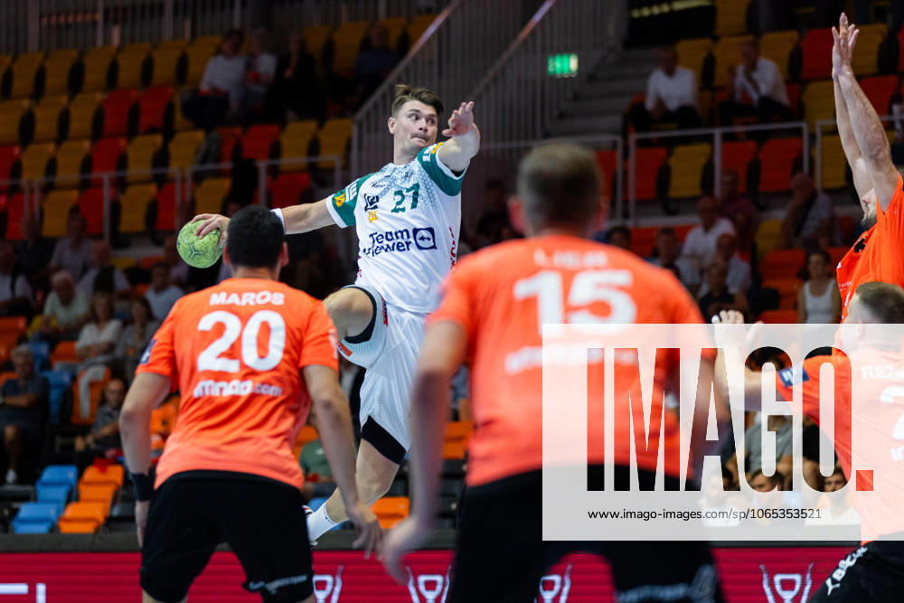 Oskar SUNNEFELDT (FRISCH AUF! Goeppingen, 27) erzielt ein Tor, Aktion, Torwurf Kadetten Schaffhausen (KSH) vs. FRISCH AUF! Goeppingen (FAG), Handball, Maenner, Falken-Cup 2025 Kadetten-Saisoneroeffnung, Spielzeit 2025 2026, 20.08.2025 Kadetten Schaffhausen (KSH) vs. FRISCH AUF! Goeppingen (FAG), Handball, Maenner, Falken-Cup 2025 Kadetten-Saisoneroeffnung, Spielzeit 2025 2026, 20.08.2025 Schaffhausen