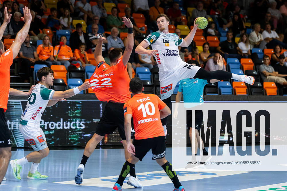 Erik PERSSON (FRISCH AUF! Goeppingen, 22) erzielt ein Tor, Aktion, Torwurf Kadetten Schaffhausen (KSH) vs. FRISCH AUF! Goeppingen (FAG), Handball, Maenner, Falken-Cup 2025 Kadetten-Saisoneroeffnung, Spielzeit 2025 2026, 20.08.2025 Kadetten Schaffhausen (KSH) vs. FRISCH AUF! Goeppingen (FAG), Handball, Maenner, Falken-Cup 2025 Kadetten-Saisoneroeffnung, Spielzeit 2025 2026, 20.08.2025 Schaffhausen
