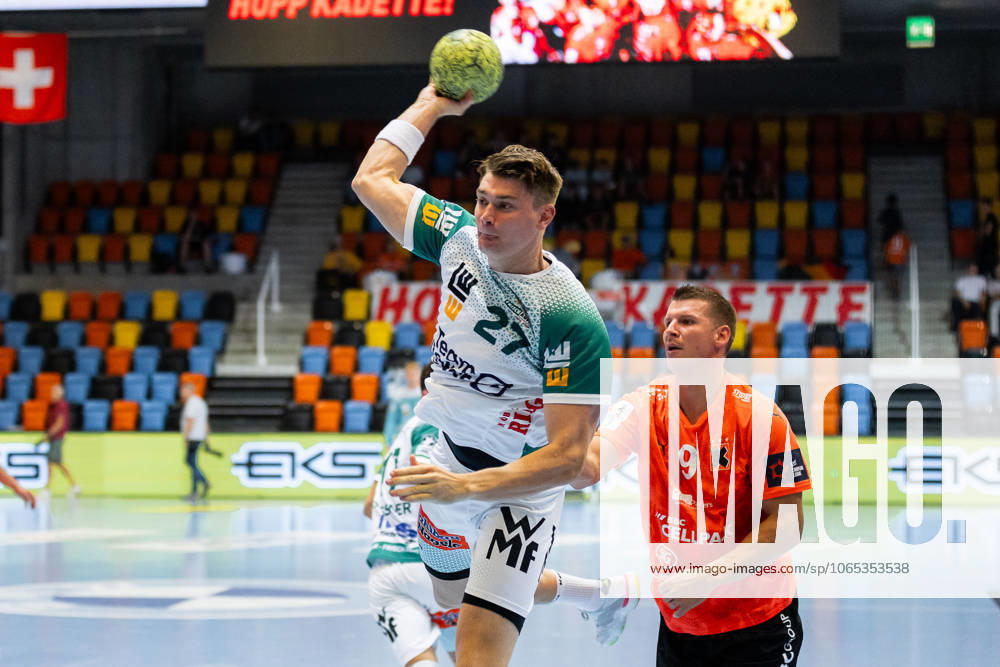 Oskar SUNNEFELDT (FRISCH AUF! Goeppingen, 27) erzielt ein Tor, Aktion, Torwurf Kadetten Schaffhausen (KSH) vs. FRISCH AUF! Goeppingen (FAG), Handball, Maenner, Falken-Cup 2025 Kadetten-Saisoneroeffnung, Spielzeit 2025 2026, 20.08.2025 Kadetten Schaffhausen (KSH) vs. FRISCH AUF! Goeppingen (FAG), Handball, Maenner, Falken-Cup 2025 Kadetten-Saisoneroeffnung, Spielzeit 2025 2026, 20.08.2025 Schaffhausen