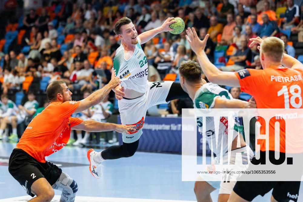 Erik PERSSON (FRISCH AUF! Goeppingen, 22) erzielt ein Tor, Aktion, Torwurf Kadetten Schaffhausen (KSH) vs. FRISCH AUF! Goeppingen (FAG), Handball, Maenner, Falken-Cup 2025 Kadetten-Saisoneroeffnung, Spielzeit 2025 2026, 20.08.2025 Kadetten Schaffhausen (KSH) vs. FRISCH AUF! Goeppingen (FAG), Handball, Maenner, Falken-Cup 2025 Kadetten-Saisoneroeffnung, Spielzeit 2025 2026, 20.08.2025 Schaffhausen