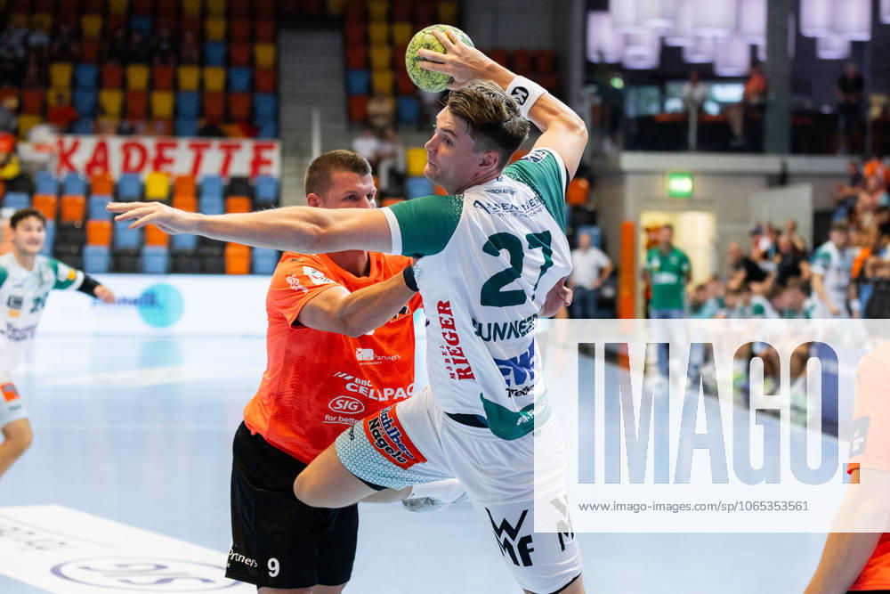 Oskar SUNNEFELDT (FRISCH AUF! Goeppingen, 27) erzielt ein Tor, Aktion, Torwurf Kadetten Schaffhausen (KSH) vs. FRISCH AUF! Goeppingen (FAG), Handball, Maenner, Falken-Cup 2025 Kadetten-Saisoneroeffnung, Spielzeit 2025 2026, 20.08.2025 Kadetten Schaffhausen (KSH) vs. FRISCH AUF! Goeppingen (FAG), Handball, Maenner, Falken-Cup 2025 Kadetten-Saisoneroeffnung, Spielzeit 2025 2026, 20.08.2025 Schaffhausen