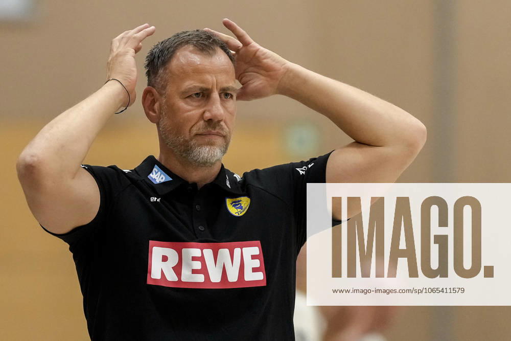 Maik Machulla (Trainer, Cheftrainer, RNL), Einzelbild, Einzelfoto, Aktion, Action, enttäuscht schauend, Enttäuschung, Frustration, disappointed, pessimistisch, 22.08.2025, Östringen (Deutschland), Handball, Testspiel, Rhein-Neckar Löwen - HC Kriens-Luzern