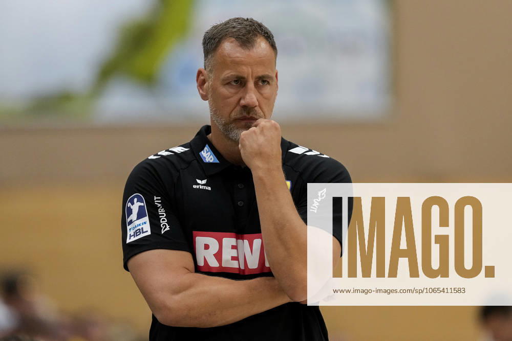 Maik Machulla (Trainer, Cheftrainer, RNL), Einzelbild, Einzelfoto, Aktion, Action, nachdenklich, besorgt, pessimistisch, 22.08.2025, Östringen (Deutschland), Handball, Testspiel, Rhein-Neckar Löwen - HC Kriens-Luzern