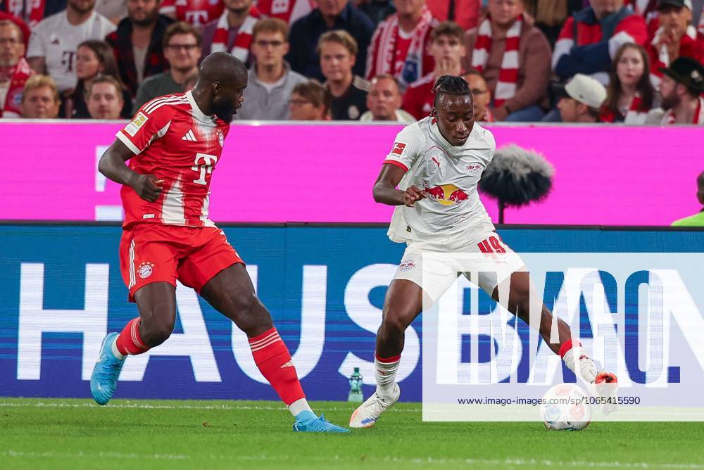 Im Zweikampf, Aktion, mit Dayot Upamecano 2 (FC Bayern Muenchen), Yan Diomande 49 (RB Leipzig), FC Bayern Muenchen vs. RB Leipzig, Fussball, 1. Bundesliga, 1. Spieltag, 22.08.2025 DFB regulations prohibit any use of photographs as image sequences and or quasi-video Muenchen Bayern Deutschland