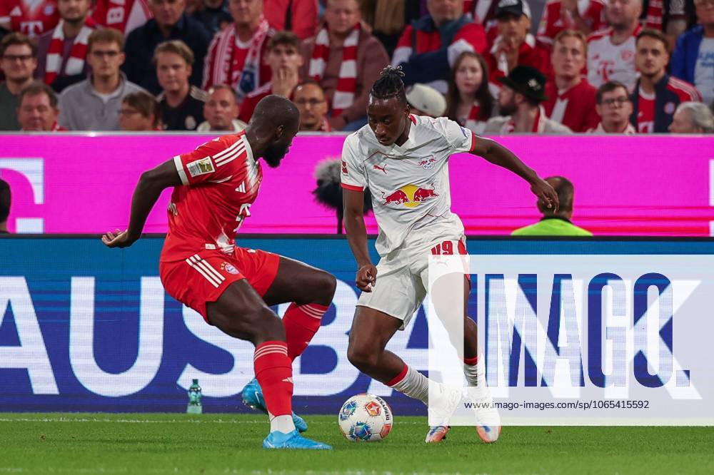 Im Zweikampf, Aktion, mit Dayot Upamecano 2 (FC Bayern Muenchen), Yan Diomande 49 (RB Leipzig), FC Bayern Muenchen vs. RB Leipzig, Fussball, 1. Bundesliga, 1. Spieltag, 22.08.2025 DFB regulations prohibit any use of photographs as image sequences and or quasi-video Muenchen Bayern Deutschland