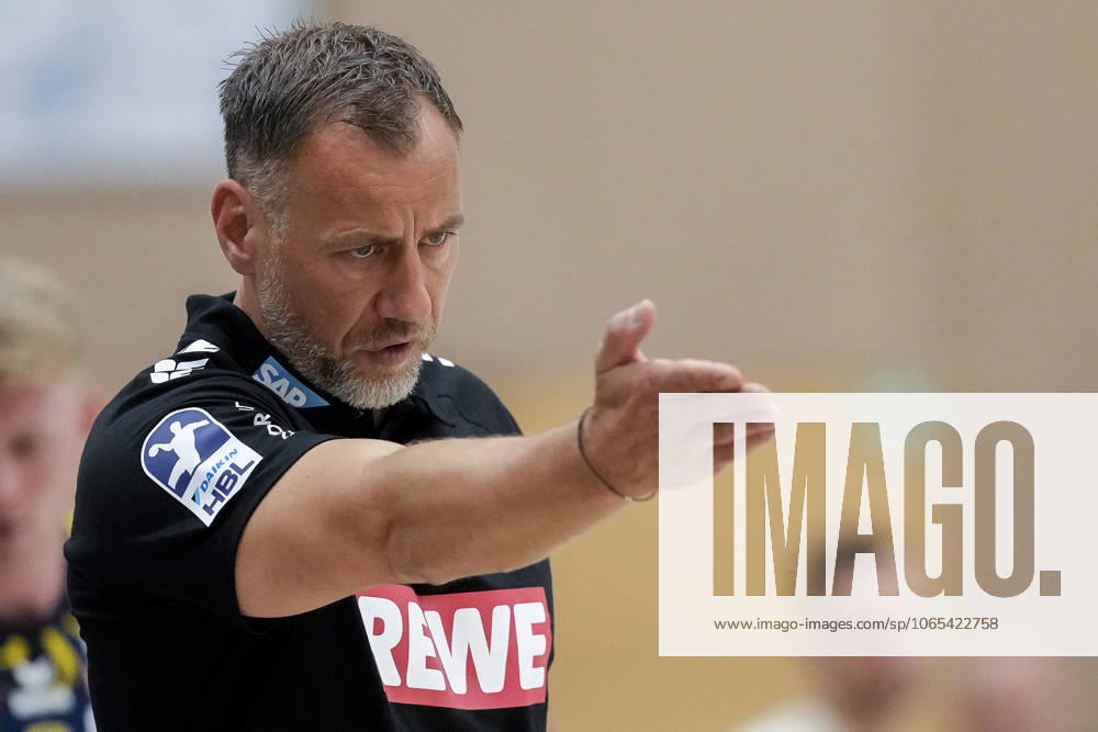 Maik Machulla (Trainer, Cheftrainer, RNL), gibt Anweisungen, gestikuliert, mit den Armen gestikulieren, Einzelbild, Einzelfoto, Aktion, Action, 22.08.2025, Östringen (Deutschland), Handball, Testspiel, Rhein-Neckar Löwen - HC Kriens-Luzern
