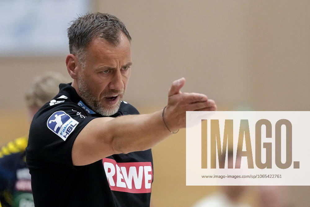 Maik Machulla (Trainer, Cheftrainer, RNL), gibt Anweisungen, gestikuliert, mit den Armen gestikulieren, Einzelbild, Einzelfoto, Aktion, Action, 22.08.2025, Östringen (Deutschland), Handball, Testspiel, Rhein-Neckar Löwen - HC Kriens-Luzern