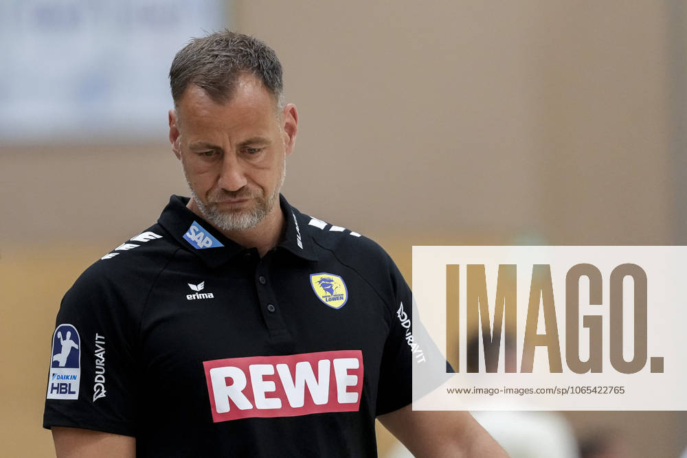 Maik Machulla (Trainer, Cheftrainer, RNL), Einzelbild, Einzelfoto, Aktion, Action, enttäuscht schauend, Enttäuschung, Frustration, disappointed, pessimistisch, 22.08.2025, Östringen (Deutschland), Handball, Testspiel, Rhein-Neckar Löwen - HC Kriens-Luzern