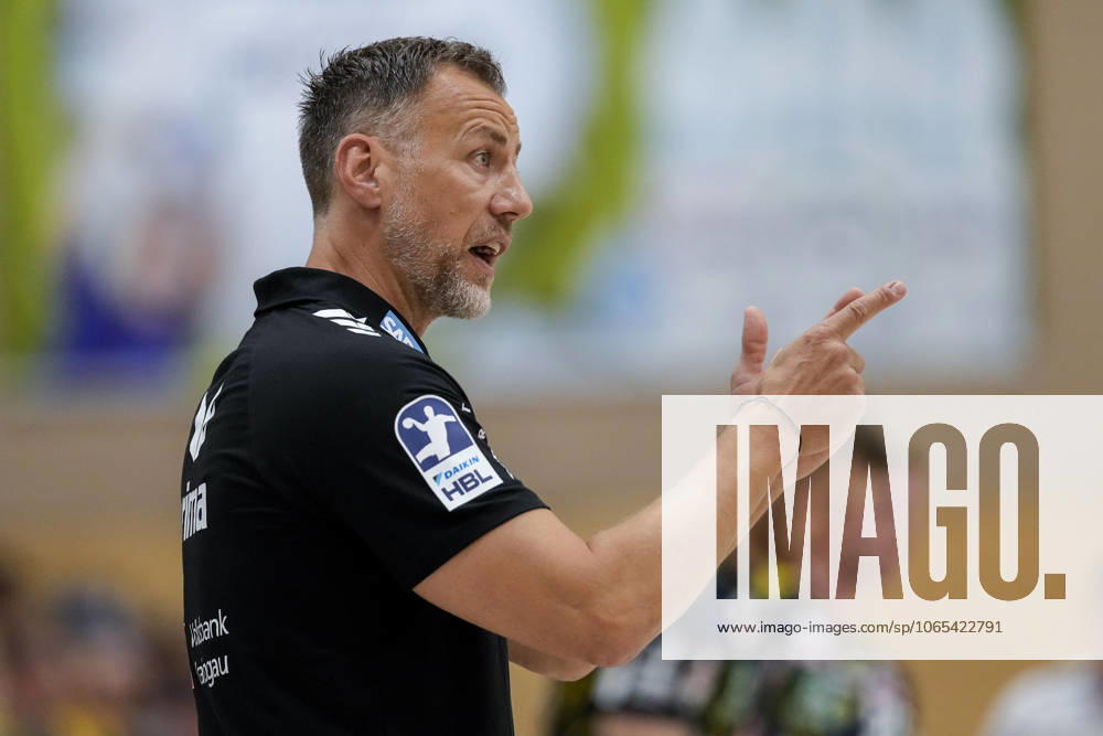 Maik Machulla (Trainer, Cheftrainer, RNL), gibt Anweisungen, gestikuliert, mit den Armen gestikulieren, Einzelbild, Einzelfoto, Aktion, Action, 22.08.2025, Östringen (Deutschland), Handball, Testspiel, Rhein-Neckar Löwen - HC Kriens-Luzern