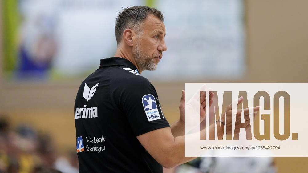 Maik Machulla (Trainer, Cheftrainer, RNL), gibt Anweisungen, gestikuliert, mit den Armen gestikulieren, Einzelbild, Einzelfoto, Aktion, Action, 22.08.2025, Östringen (Deutschland), Handball, Testspiel, Rhein-Neckar Löwen - HC Kriens-Luzern