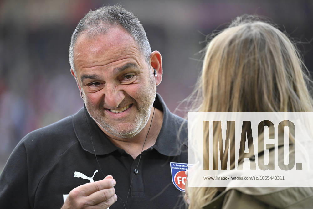 Vor Spielbeginn: Trainer Coach Frank Schmidt 1. FC Heidenheim 1846 FCH im Interview dazn Portrait Gestik Geste 1. FC Heidenheim 1846 FCH vs VfL Wolfsburg WOB 23.08.2025 DFL REGULATIONS PROHIBIT ANY USE OF PHOTOGRAPHS AS IMAGE SEQUENCES AND OR QUASI-VIDEO 1. FC Heidenheim 1846 FCH vs VfL Wolfsburg WOB Heidenheim