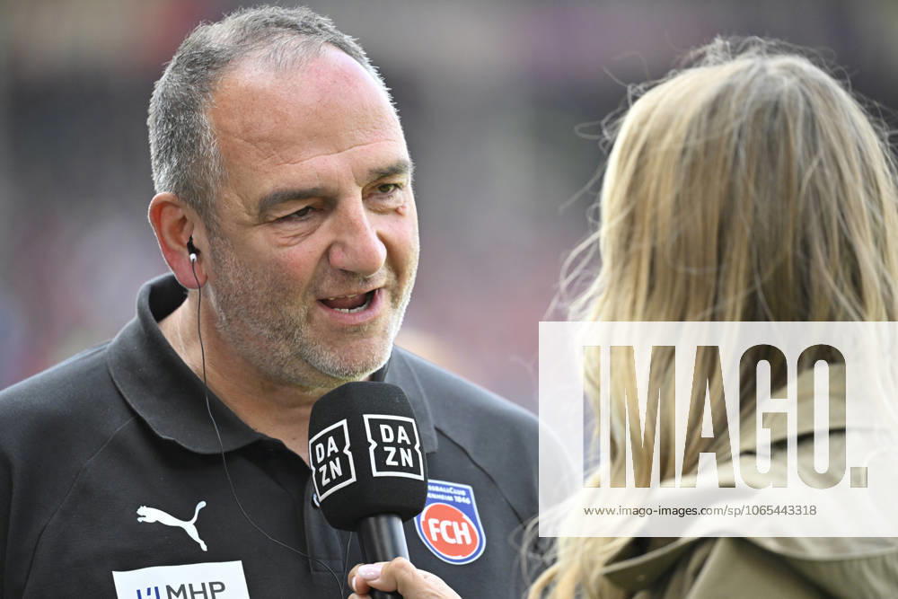 Vor Spielbeginn: Trainer Coach Frank Schmidt 1. FC Heidenheim 1846 FCHim Interview Mikrofon Mikro Logo dazn Portrait 1. FC Heidenheim 1846 FCH vs VfL Wolfsburg WOB 23.08.2025 DFL REGULATIONS PROHIBIT ANY USE OF PHOTOGRAPHS AS IMAGE SEQUENCES AND OR QUASI-VIDEO 1. FC Heidenheim 1846 FCH vs VfL Wolfsburg WOB Heidenheim