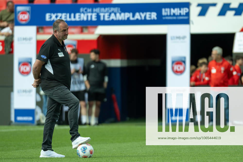Frank Schmidt (FC Heidenheim, Chef-Trainer) vor Werbeschriftzug von MHP Exellente Teamplayer , GER, 1. FC Heidenheim vs. VFL Wolfsburg, Fussball, Bundesliga, 1. Spieltag, Spielzeit 2025 2026, 23.08.2025, DFL DFB REGULATIONS PROHIBIT ANY USE OF PHOTOGRAPHS AS IMAGE SEQUENCES AND OR QUASI-VIDEO, GER, 1. FC Heidenheim vs. VFL Wolfsburg, Fussball, Bundesliga, 1. Spieltag, Spielzeit 2025 2026, 23.08.2025 Heidenheim