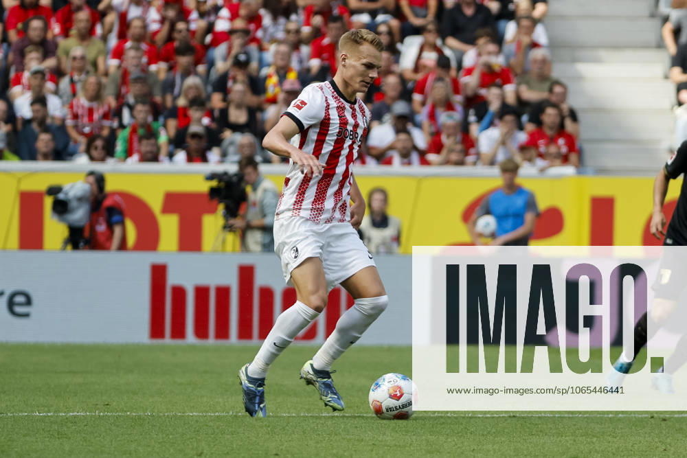 Philipp Lienhart (SC Freiburg, 03) am Ball , Deutschland, Fussball, 1. Bundesliga, 1.Spieltag, 2025 2026, SC Freiburg vs. FC Augsburg, 23.08.2025, Europa-Park Stadion, Freiburg im Breisgau, Deutschland Freiburg im Breisgau Europa-Park Stadion Baden-Württemberg Deutschland