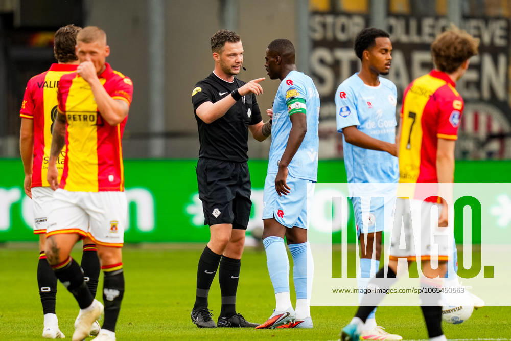 Eredivisie: Go Ahead Eagles v Sparta Rotterdam Deventer - Referee Robin Hensgens talks with Bruno Martins Indi of Sparta Rotterdam during the third round of the 2025 2026 Eredivisie season. The match is set between Go Ahead Eagles and Sparta Rotterdam at De Adelaarshorst on 23 August 2025 in Deventer, The Netherlands. (VK Sportphoto Danny de Groot)