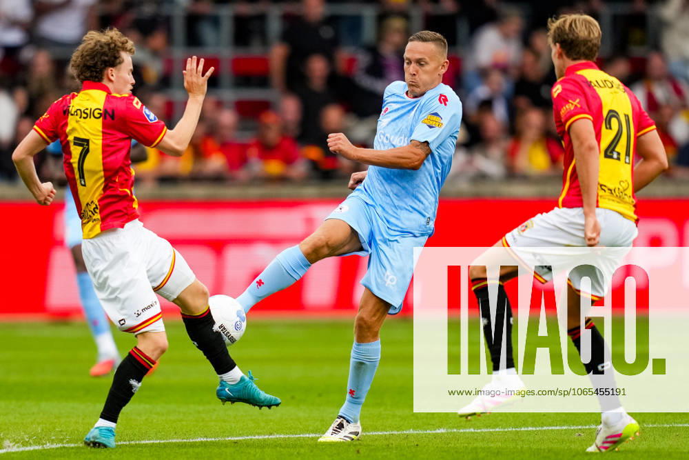 Eredivisie: Go Ahead Eagles v Sparta Rotterdam Deventer - Jakob Breum of Go Ahead Eagles duels for the ball with Jens Toornstra of Sparta Rotterdam during the third round of the 2025 2026 Eredivisie season. The match is set between Go Ahead Eagles and Sparta Rotterdam at De Adelaarshorst on 23 August 2025 in Deventer, The Netherlands. (VK Sportphoto Danny de Groot)