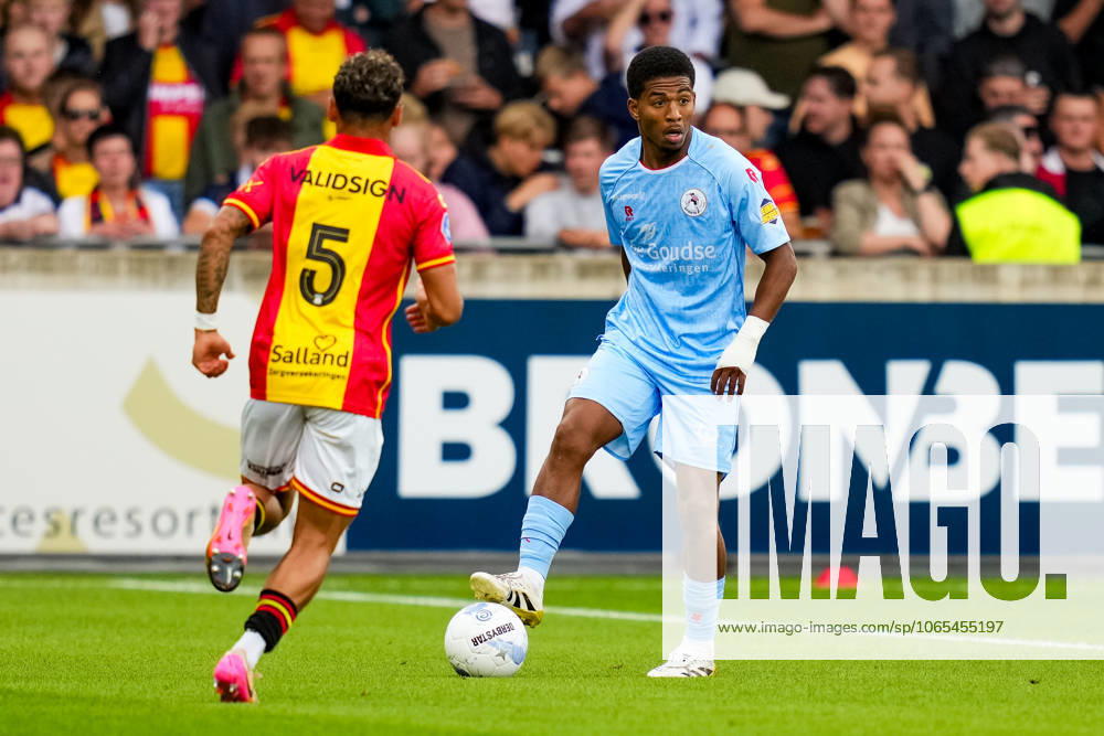 Eredivisie: Go Ahead Eagles v Sparta Rotterdam Deventer - Shurandy Sambo of Sparta Rotterdam dribbles with the ball during the third round of the 2025 2026 Eredivisie season. The match is set between Go Ahead Eagles and Sparta Rotterdam at De Adelaarshorst on 23 August 2025 in Deventer, The Netherlands. (VK Sportphoto Danny de Groot)