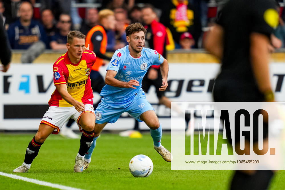 Eredivisie: Go Ahead Eagles v Sparta Rotterdam Deventer - Mathis Suray of Go Ahead Eagles duels for the ball with Mitchell van Bergen of Sparta Rotterdam during the third round of the 2025 2026 Eredivisie season. The match is set between Go Ahead Eagles and Sparta Rotterdam at De Adelaarshorst on 23 August 2025 in Deventer, The Netherlands. (VK Sportphoto Danny de Groot)