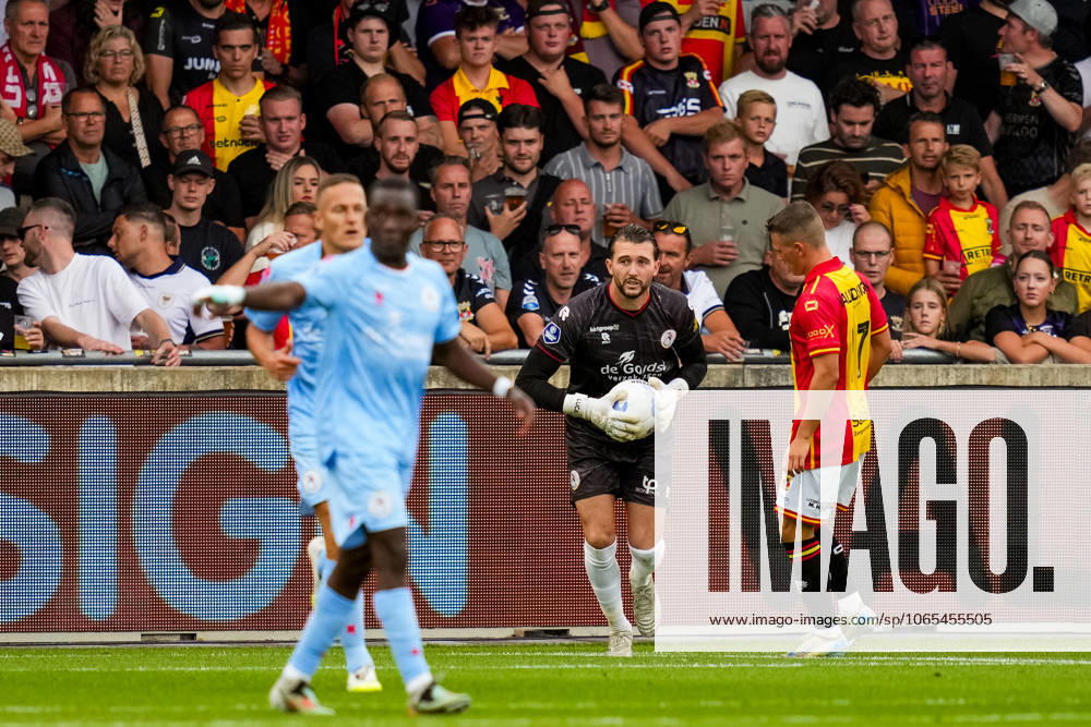 Eredivisie: Go Ahead Eagles v Sparta Rotterdam Deventer - Goalkeeper Joel Drommel of Sparta Rotterdam saves the ball during the third round of the 2025 2026 Eredivisie season. The match is set between Go Ahead Eagles and Sparta Rotterdam at De Adelaarshorst on 23 August 2025 in Deventer, The Netherlands. (VK Sportphoto Danny de Groot)