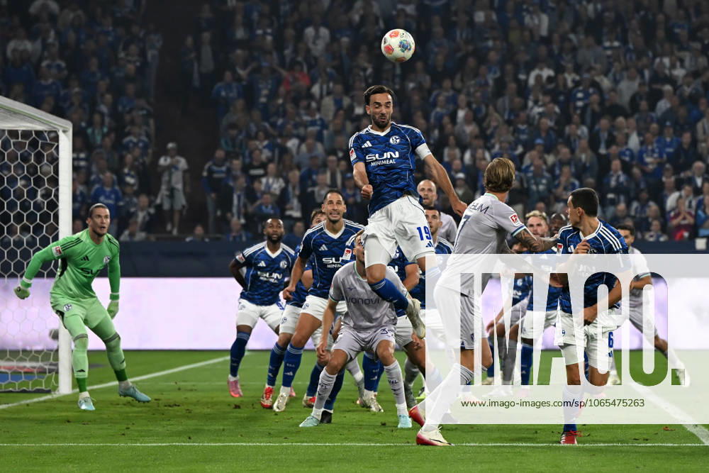 Kenan Karaman (FC Schalke 04) in Aktion, am Ball, Einzelaktion waehrend des Spiels der 2. Bundesliga zwischen FC Schalke 04 und VfL Bochum, Veltins-Arena am 23. August 2025 in Gelsenkirchen, Deutschland. (Foto von Ralf Treese DeFodi Images) +++ Kenan Karaman (FC Schalke 04) controls the ball during the 2. Bundesliga match between FC Schalke 04 and VfL Bochum at Veltins-Arena on August 23, 2025 in Gelsenkirchen, Germany. (Photo by Ralf Treese DeFodi Images) (Photo by Ralf Treese DeFodi Images)