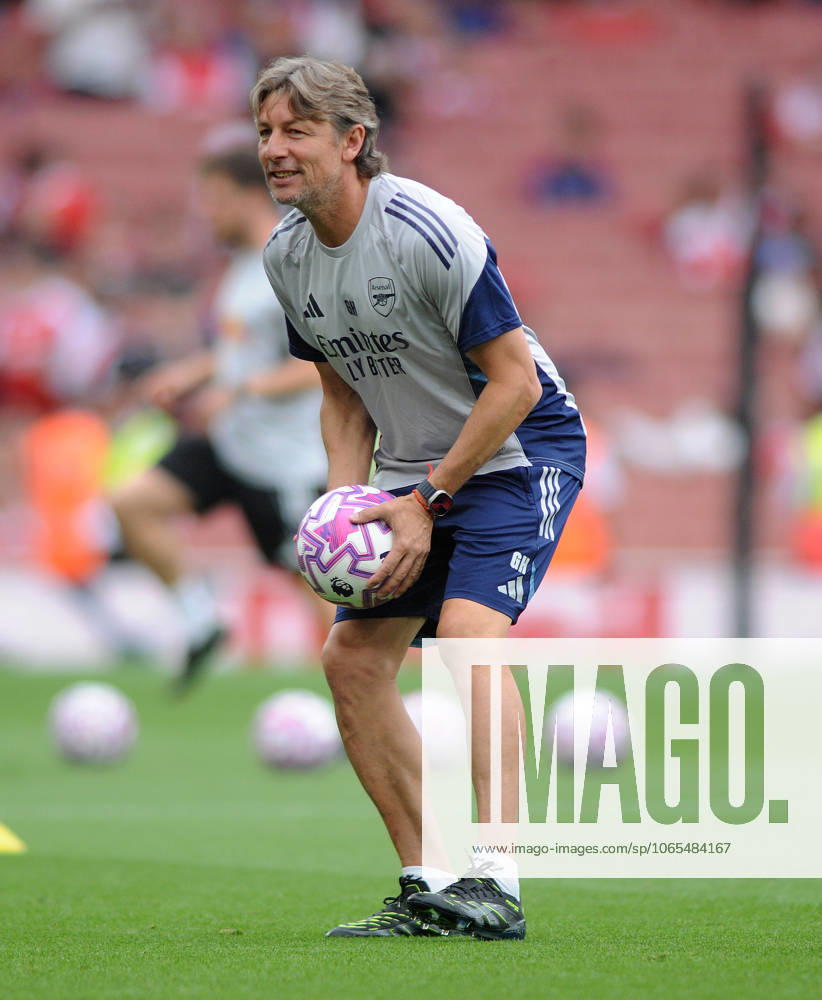 Football - 2025 2026 Premier League - Arsenal vs Leeds United - Emirates Stadium - Saturday 23rd August 2025 New Arsenal, Argentinian coach , Gabriel Heinze in the warm up