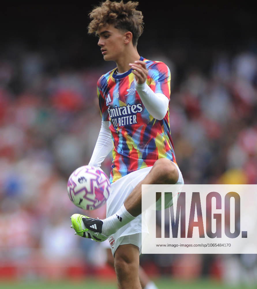 Football - 2025 2026 Premier League - Arsenal vs Leeds United - Emirates Stadium - Saturday 23rd August 2025 15 year old Max Robert Dowman of Arsenal in the warm up before coming on to make his Premiership Debut in the second half