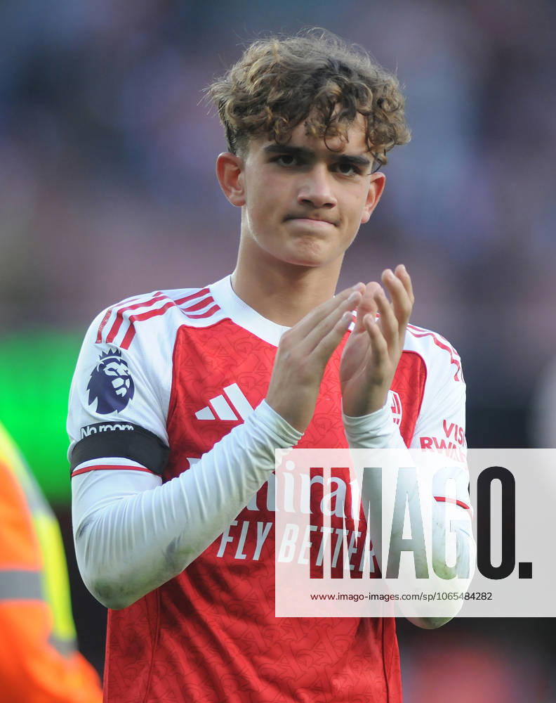 Football - 2025 2026 Premier League - Arsenal vs Leeds United - Emirates Stadium - Saturday 23rd August 2025 Max Robert Dowman of Arsenal applauds the fans after making his Premiership Debut