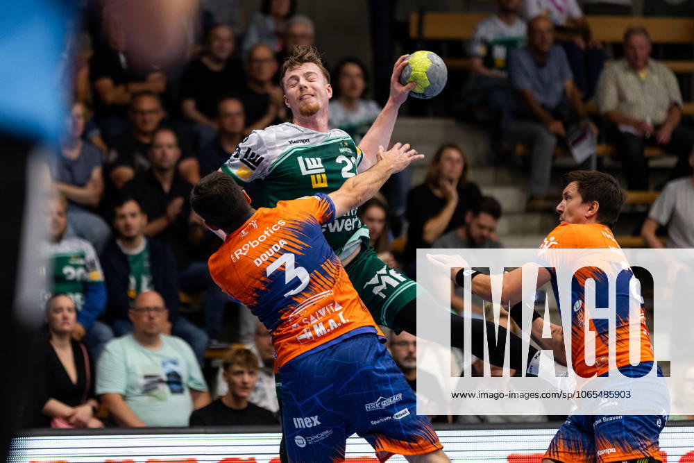 Erik PERSSON (FRISCH AUF! Goeppingen, 22) erzielt ein Tor, Aktion, Torwurf FRISCH AUF! Goeppingen (FAG) vs. SKK Talent Pilsen, Handball, Maenner, Players Night, Testspiel, Saisoneroeffnung, Spielzeit 2025 2026, 23.08.2025 FRISCH AUF! Goeppingen (FAG) vs. SKK Talent Pilsen, Handball, Maenner, Players Night, Testspiel, Saisoneroeffnung, Spielzeit 2025 2026, 23.08.2025 Goeppingen
