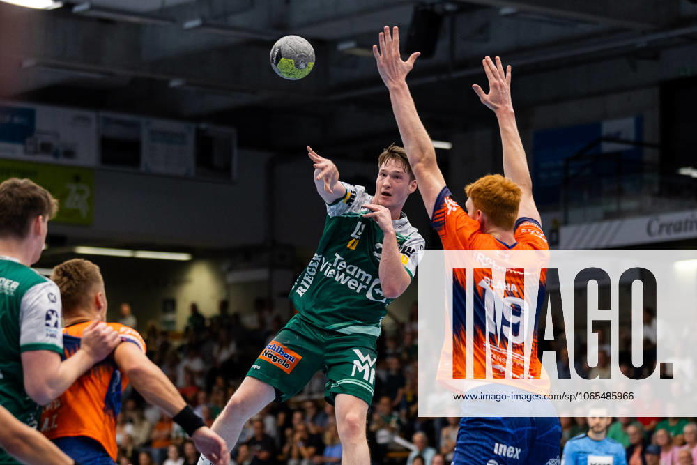 Oskar NEUDECK (FRISCH AUF! Goeppingen, 02) erzielt ein Tor, Aktion, Torwurf FRISCH AUF! Goeppingen (FAG) vs. SKK Talent Pilsen, Handball, Maenner, Players Night, Testspiel, Saisoneroeffnung, Spielzeit 2025 2026, 23.08.2025 FRISCH AUF! Goeppingen (FAG) vs. SKK Talent Pilsen, Handball, Maenner, Players Night, Testspiel, Saisoneroeffnung, Spielzeit 2025 2026, 23.08.2025 Goeppingen