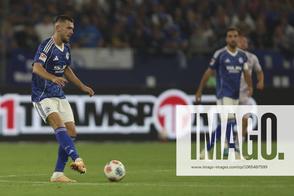 Hasan Kurucay (FC Schalke 04) in Aktion, am Ball, Einzelaktion waehrend des spiels der 2. Bundesliga zwischen FC Schalke 04 und VfL Bochum, Veltins-Arena am 23. August 2025 in Gelsenkirchen, Deutschland. (Foto von Oliver Kaelke DeFodi Images) +++ Hasan Kurucay (FC Schalke 04) controls the ball during the 2. Bundesliga match between FC Schalke 04 and VfL Bochum at Veltins-Arena on August 23, 2025 in Gelsenkirchen, Germany. (Photo by Oliver Kaelke DeFodi Images) DFB DFL REGULATIONS PROHIBIT ANY USE OF PHOTOGRAPHS AS IMAGE SEQUENCES AND OR QUASI-VIDEO. (Photo by Oliver Kaelke DeFodi Images)