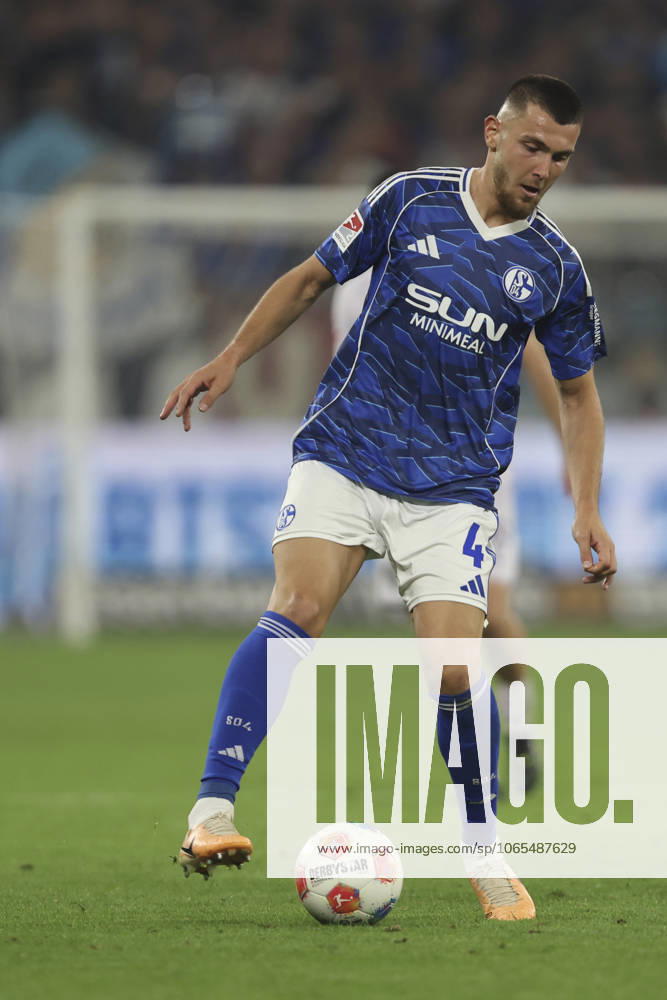 Hasan Kurucay (FC Schalke 04) in Aktion, am Ball, Einzelaktion waehrend des spiels der 2. Bundesliga zwischen FC Schalke 04 und VfL Bochum, Veltins-Arena am 23. August 2025 in Gelsenkirchen, Deutschland. (Foto von Oliver Kaelke DeFodi Images) +++ Hasan Kurucay (FC Schalke 04) controls the ball during the 2. Bundesliga match between FC Schalke 04 and VfL Bochum at Veltins-Arena on August 23, 2025 in Gelsenkirchen, Germany. (Photo by Oliver Kaelke DeFodi Images) DFB DFL REGULATIONS PROHIBIT ANY USE OF PHOTOGRAPHS AS IMAGE SEQUENCES AND OR QUASI-VIDEO. (Photo by Oliver Kaelke DeFodi Images)