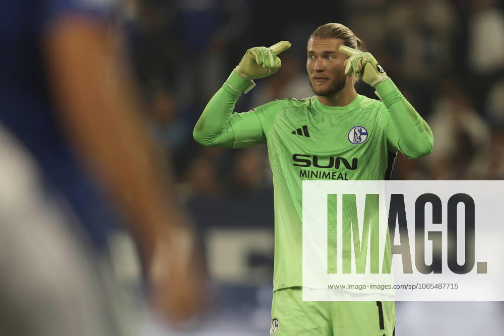 Torwart Loris Karius (FC Schalke 04) gestikuliert, Gestik waehrend des spiels der 2. Bundesliga zwischen FC Schalke 04 und VfL Bochum, Veltins-Arena am 23. August 2025 in Gelsenkirchen, Deutschland. (Foto von Oliver Kaelke DeFodi Images) +++ Torwart Loris Karius (FC Schalke 04) gestures during the 2. Bundesliga match between FC Schalke 04 and VfL Bochum at Veltins-Arena on August 23, 2025 in Gelsenkirchen, Germany. (Photo by Oliver Kaelke DeFodi Images) DFB DFL REGULATIONS PROHIBIT ANY USE OF PHOTOGRAPHS AS IMAGE SEQUENCES AND OR QUASI-VIDEO. (Photo by Oliver Kaelke DeFodi Images)