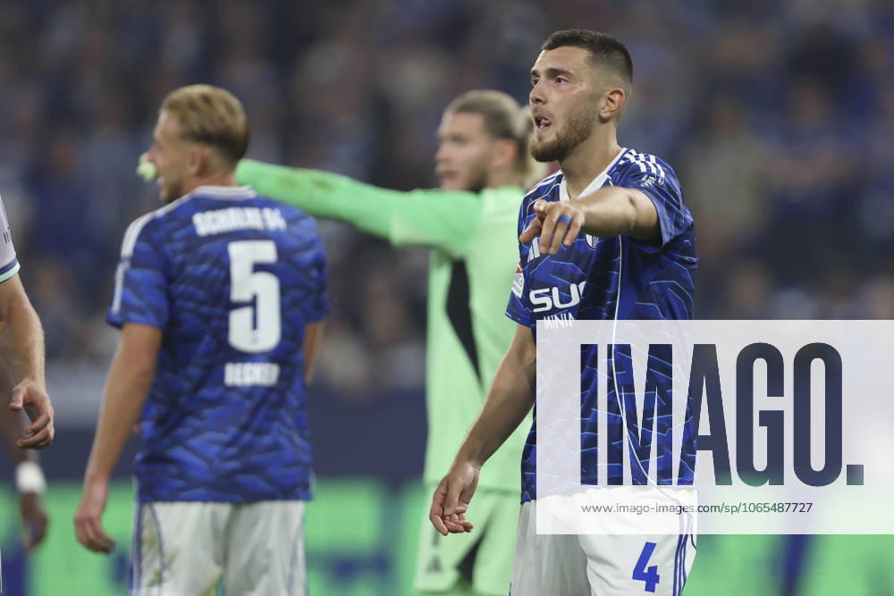 Hasan Kurucay (FC Schalke 04) gestikuliert, Gestik waehrend des spiels der 2. Bundesliga zwischen FC Schalke 04 und VfL Bochum, Veltins-Arena am 23. August 2025 in Gelsenkirchen, Deutschland. (Foto von Oliver Kaelke DeFodi Images) +++ Hasan Kurucay (FC Schalke 04) gestures during the 2. Bundesliga match between FC Schalke 04 and VfL Bochum at Veltins-Arena on August 23, 2025 in Gelsenkirchen, Germany. (Photo by Oliver Kaelke DeFodi Images) DFB DFL REGULATIONS PROHIBIT ANY USE OF PHOTOGRAPHS AS IMAGE SEQUENCES AND OR QUASI-VIDEO. (Photo by Oliver Kaelke DeFodi Images)