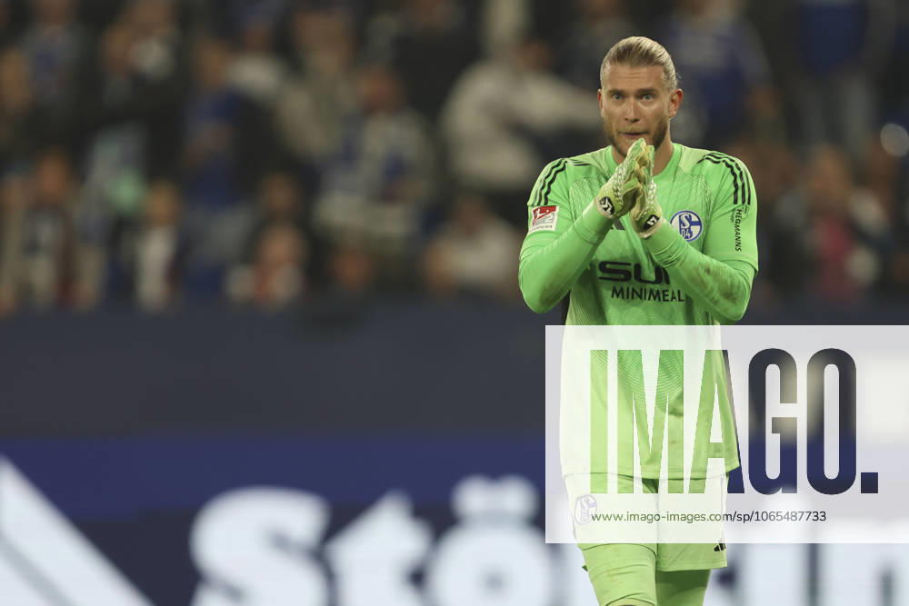 Torwart Loris Karius (FC Schalke 04) gestikuliert, Gestik waehrend des spiels der 2. Bundesliga zwischen FC Schalke 04 und VfL Bochum, Veltins-Arena am 23. August 2025 in Gelsenkirchen, Deutschland. (Foto von Oliver Kaelke DeFodi Images) +++ Torwart Loris Karius (FC Schalke 04) gestures during the 2. Bundesliga match between FC Schalke 04 and VfL Bochum at Veltins-Arena on August 23, 2025 in Gelsenkirchen, Germany. (Photo by Oliver Kaelke DeFodi Images) DFB DFL REGULATIONS PROHIBIT ANY USE OF PHOTOGRAPHS AS IMAGE SEQUENCES AND OR QUASI-VIDEO. (Photo by Oliver Kaelke DeFodi Images)