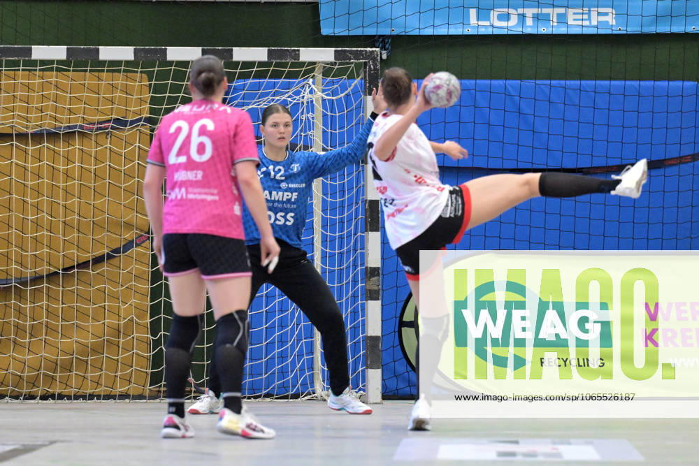 Marie Kristin Weiss (TusSies Metzingen, 12) im Tor gegen Leonie Dreizler (TG Nuertingen, 23) TG Nuertingen vs. TusSies Metzingen, Handball, DHB-Pokal, 1.Runde, Saison 2025 2026, 24.08.2025 TG Nuertingen vs. TusSies Metzingen, Handball, DHB-Pokal, 1.Runde, Saison 2025 2026, 24.08.2025 Nuertingen