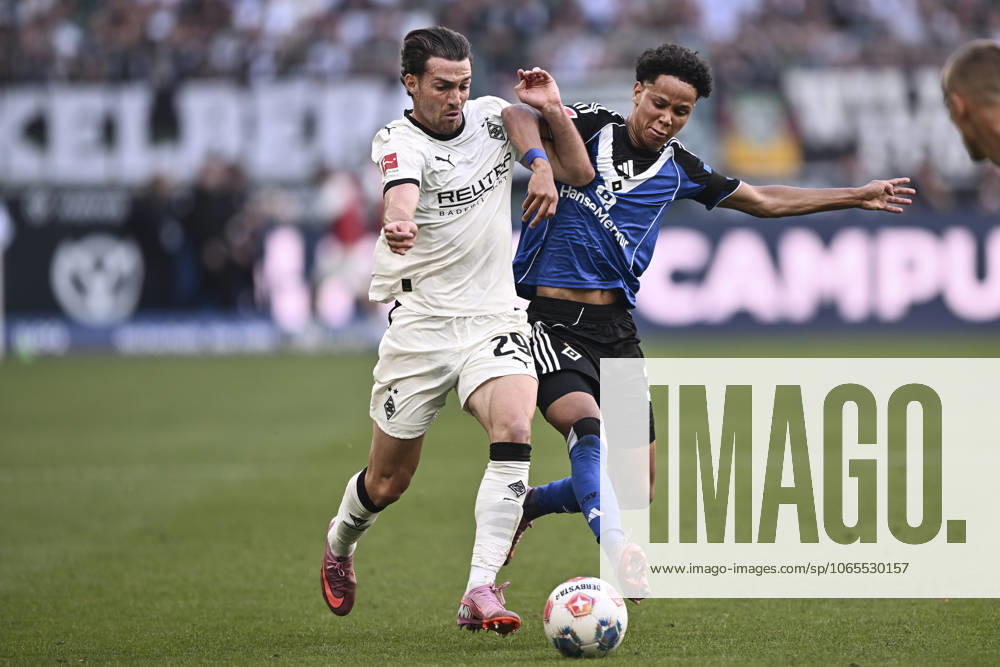 V. li. im Zweikampf Joe Scally (Moenchengladbach 29) Alexander Rossing-Lelesiit (Hamburg 38) 24.08.2025 Fussball Borussia Moenchengladbach vs Hamburger SV, Borussia-Park, Moenchengladbach, DFB DFL REGULATIONS PROHIBIT ANY USE OF PHOTOGRAPHS AS IMAGE SEQUENCES AND OR QUASI-VIDEO