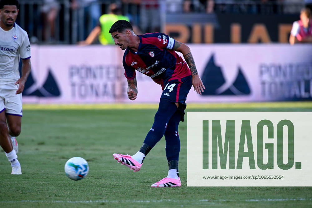 Cagliari s Alessandro Deiola in action during the Serie A soccer match between Cagliari Calcio and Fiorentina at the Unipol Domus in Cagliari, Sardinia - Sunday, 24 august 2025. - Soccer