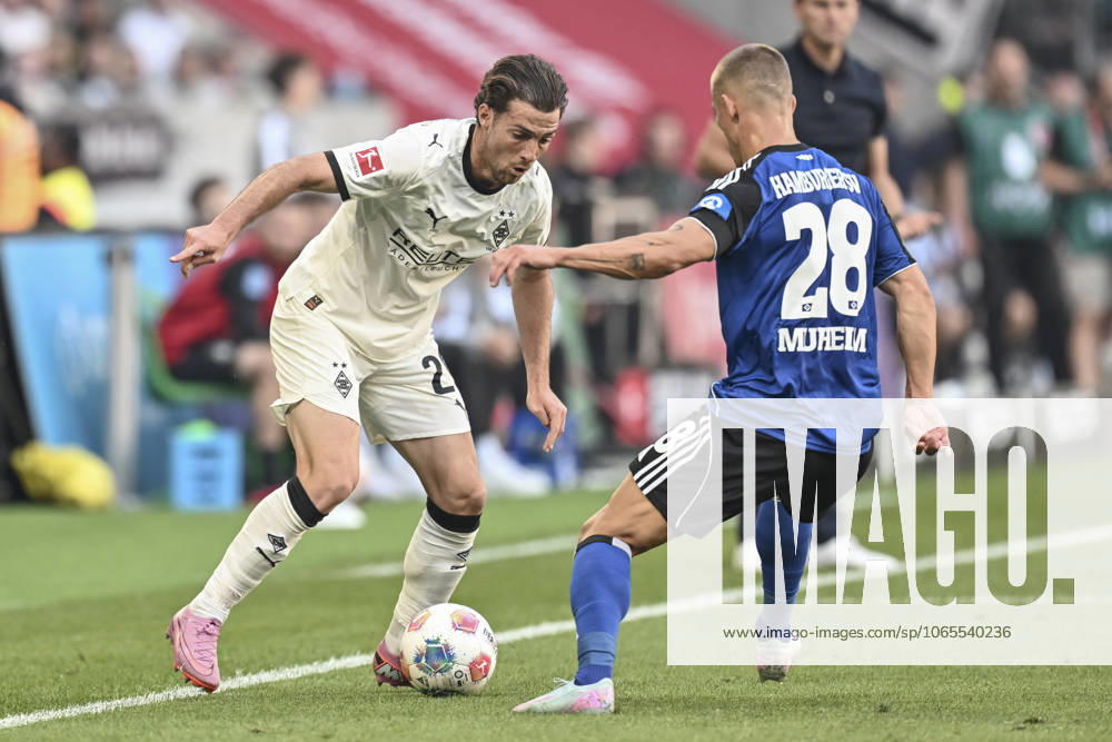 V. li. im Zweikampf Joe Scally (Moenchengladbach 29) Miro Muheim (Hamburg 28) 24.08.2025 Fussball Borussia Moenchengladbach vs Hamburger SV, Borussia-Park, Moenchengladbach, DFB DFL REGULATIONS PROHIBIT ANY USE OF PHOTOGRAPHS AS IMAGE SEQUENCES AND OR QUASI-VIDEO