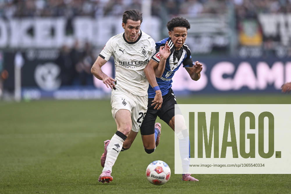 V. li. im Zweikampf Joe Scally (Moenchengladbach 29) Alexander Rossing-Lelesiit (Hamburg 38) 24.08.2025 Fussball Borussia Moenchengladbach vs Hamburger SV, Borussia-Park, Moenchengladbach, DFB DFL REGULATIONS PROHIBIT ANY USE OF PHOTOGRAPHS AS IMAGE SEQUENCES AND OR QUASI-VIDEO