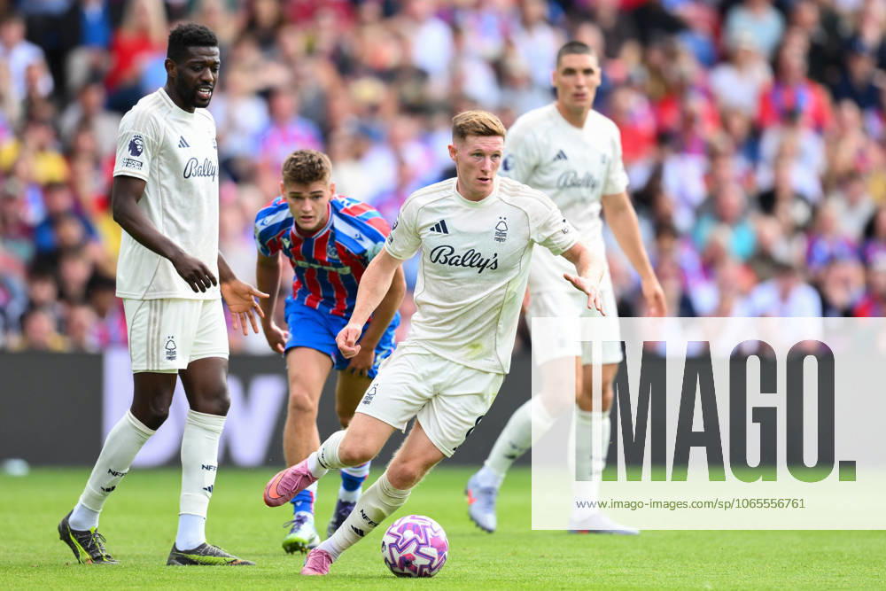 Crystal Palace v Nottingham Forest - Premier League Elliott Anderson of Nottingham Forest looks for options during the Premier League match between Crystal Palace and Nottingham Forest at Selhurst Park in London, England, on August 24, 2025. London Greater London United Kingdom