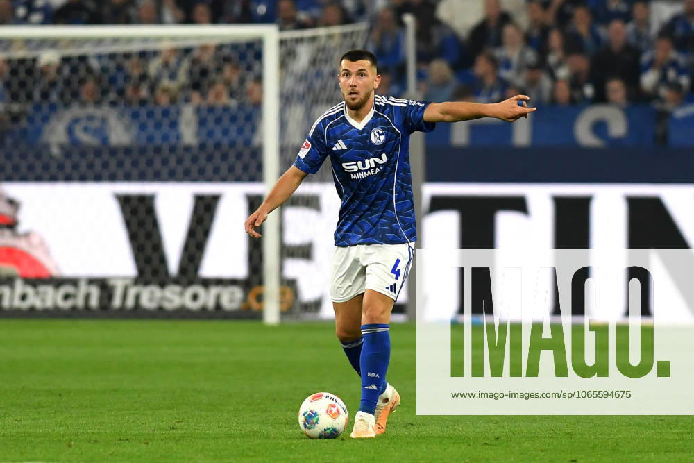 Hasan Kurucay (FC Schalke 04) in Aktion, am Ball, Einzelaktion waehrend des Spiels der 2. Bundesliga zwischen FC Schalke 04 und VfL Bochum, Veltins-Arena am 23. August 2025 in Gelsenkirchen, Deutschland. (Foto von Ralf Treese DeFodi Images) +++ Hasan Kurucay (FC Schalke 04) controls the ball during the 2. Bundesliga match between FC Schalke 04 and VfL Bochum at Veltins-Arena on August 23, 2025 in Gelsenkirchen, Germany. (Photo by Ralf Treese DeFodi Images) (Photo by Ralf Treese DeFodi Images)