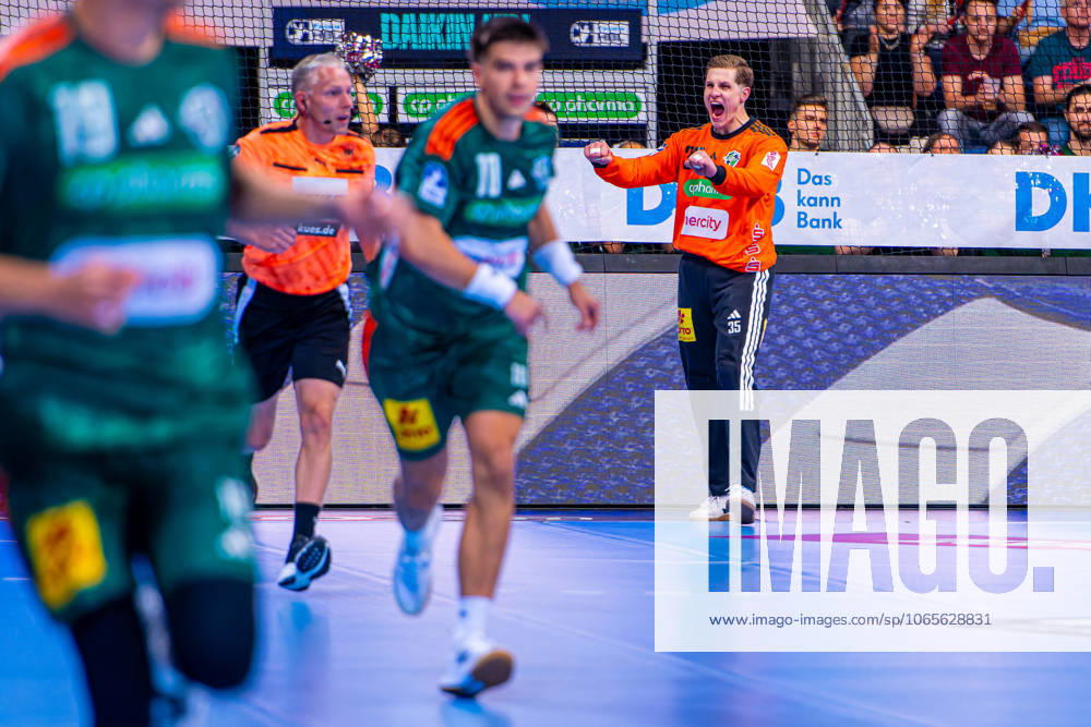 Joel Birlehm (TSV Hannover-Burgdorf, Nr. 35) (v.l.), TSV Hannover-Burgdorf (grün) gegen VfL Gummersbach (hellblau) am 1. Spieltag der Saison 2025 2026 in der DAIKIN Handball-Bundesliga (27.08.2025, ZAG Arena (Hannover, GER),