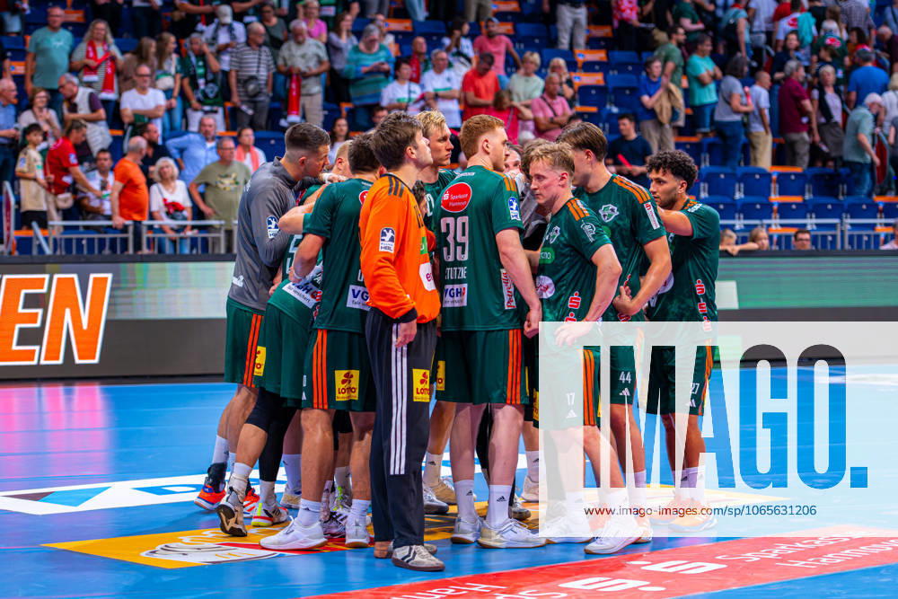 (v.l.), TSV Hannover-Burgdorf (grün) gegen VfL Gummersbach (hellblau) am 1. Spieltag der Saison 2025 2026 in der DAIKIN Handball-Bundesliga (27.08.2025, ZAG Arena (Hannover, GER),