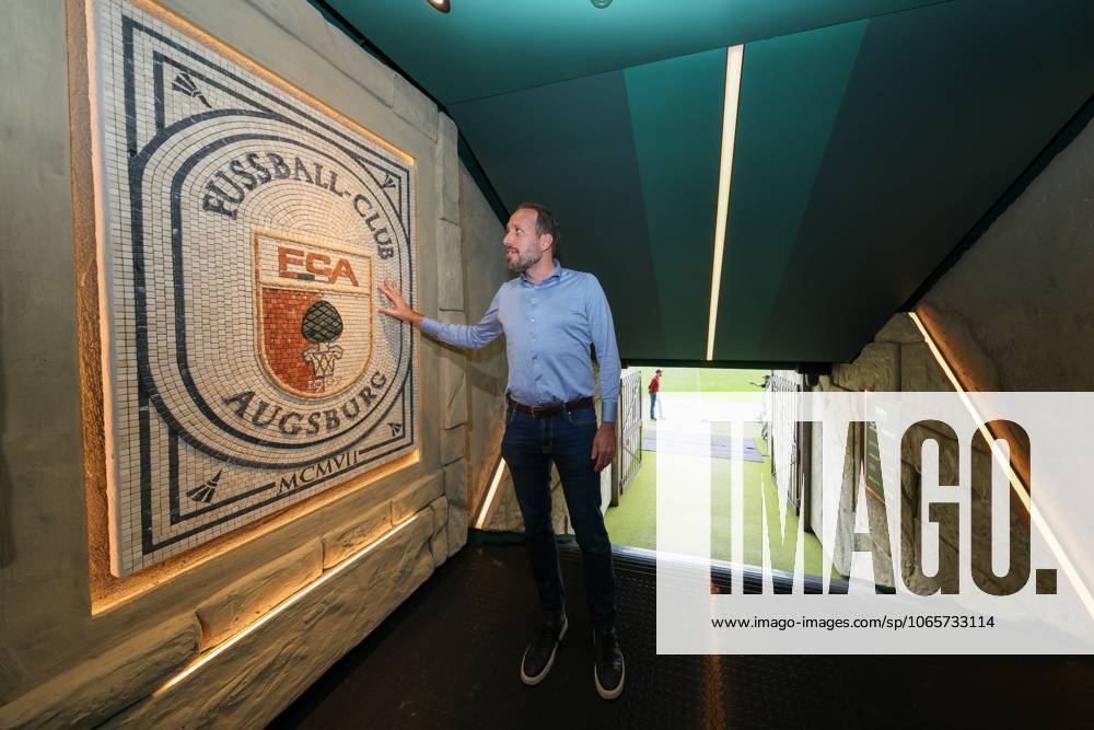Geschaeftsfuehrer Finanzen Michael Stroell (FC Augsburg), Der neue Spielertunnel im Roemerlook, Pressekonferenz, FC Augsburg, Fussball, 1. Bundesliga Saison 2025 2026, 29.08.2025 Augsburg Bayern Deutschland